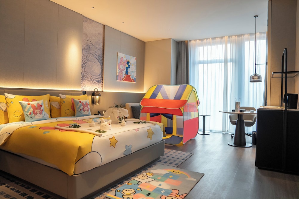 Standard Room, 1 King Bed (Crowne Family Kids Theme) photo 1
