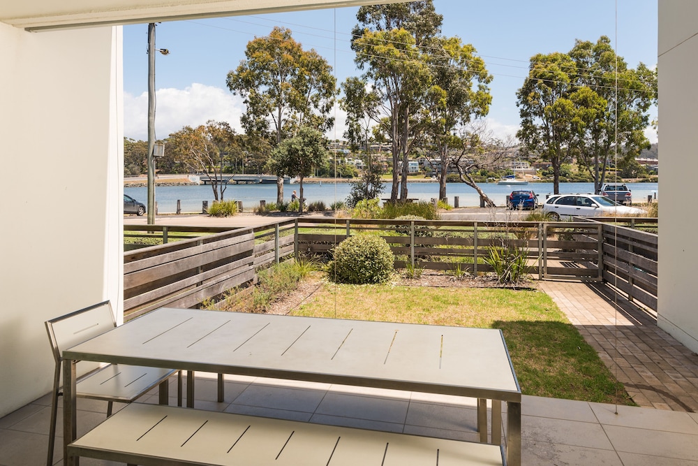 Three Bedroom Lakeside Townhouse - Photo 5