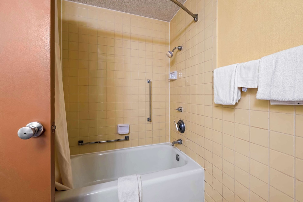 Room, 1 King Bed, Accessible, Non Smoking - Photo 6