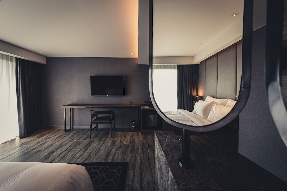 Deluxe Room, 1 King Bed, Balcony photo 3