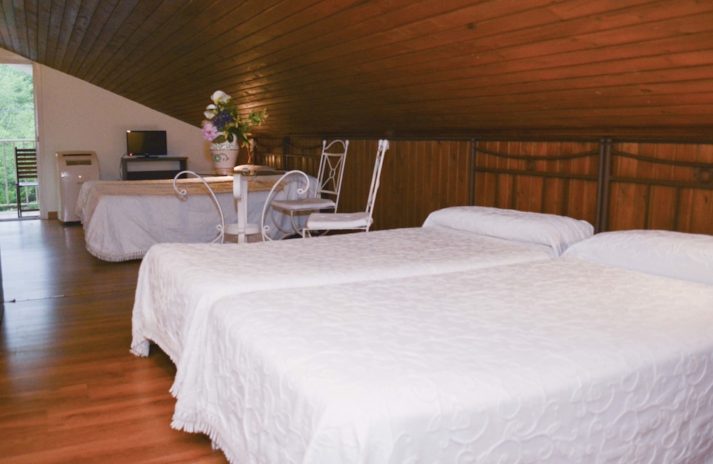 Double Room (with 2 extra beds) photo 2