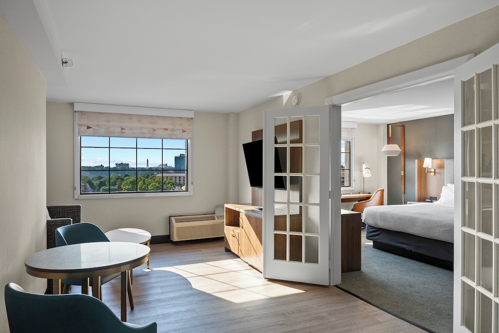 Suite, 1 King Bed (Canadian Skyline View) - Photo 12
