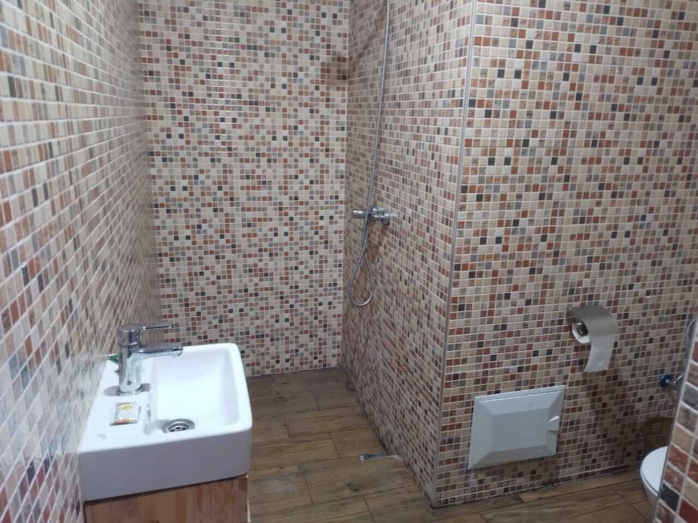 Basic Single Room - Photo 10