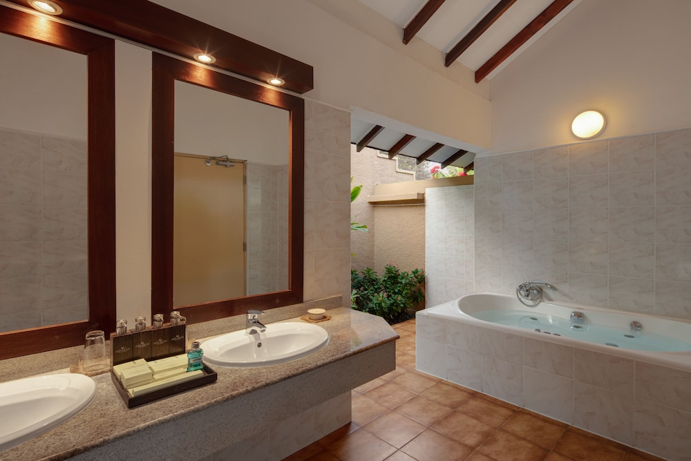 Honeymoon Suite - Photo 4