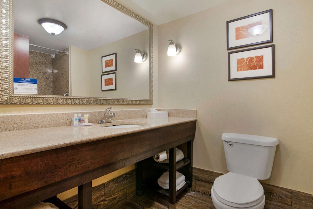 Suite, 2 Queen Beds, Non Smoking (Upgrade) - Photo 6