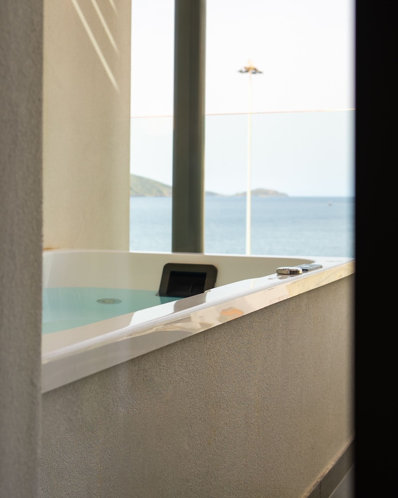 Queen Room With Spa Bath and Sea View