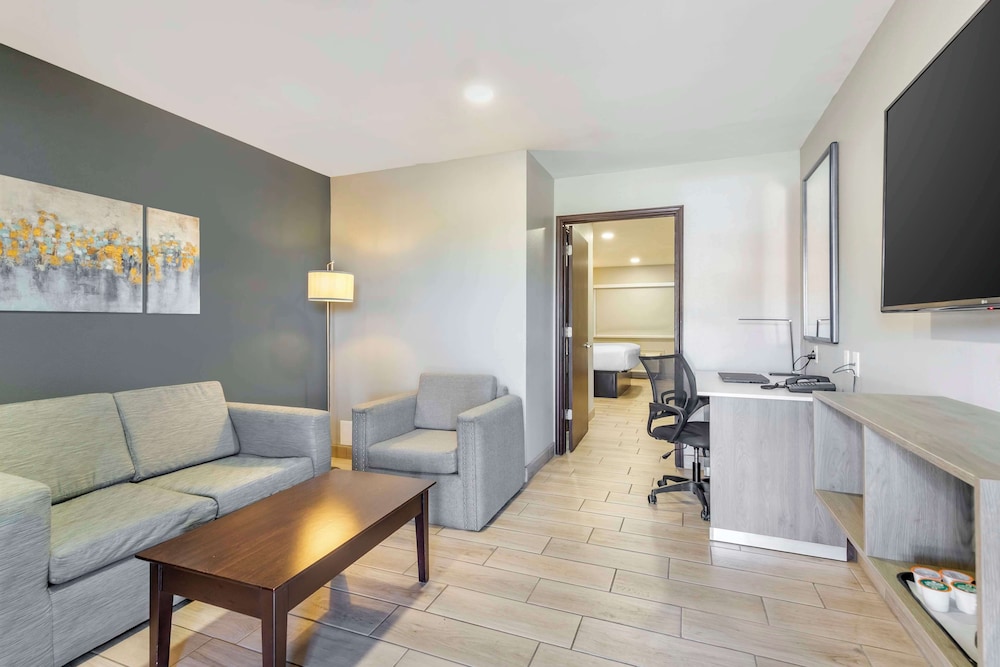 Suite, 1 King Bed, Non Smoking, Refrigerator & Microwave