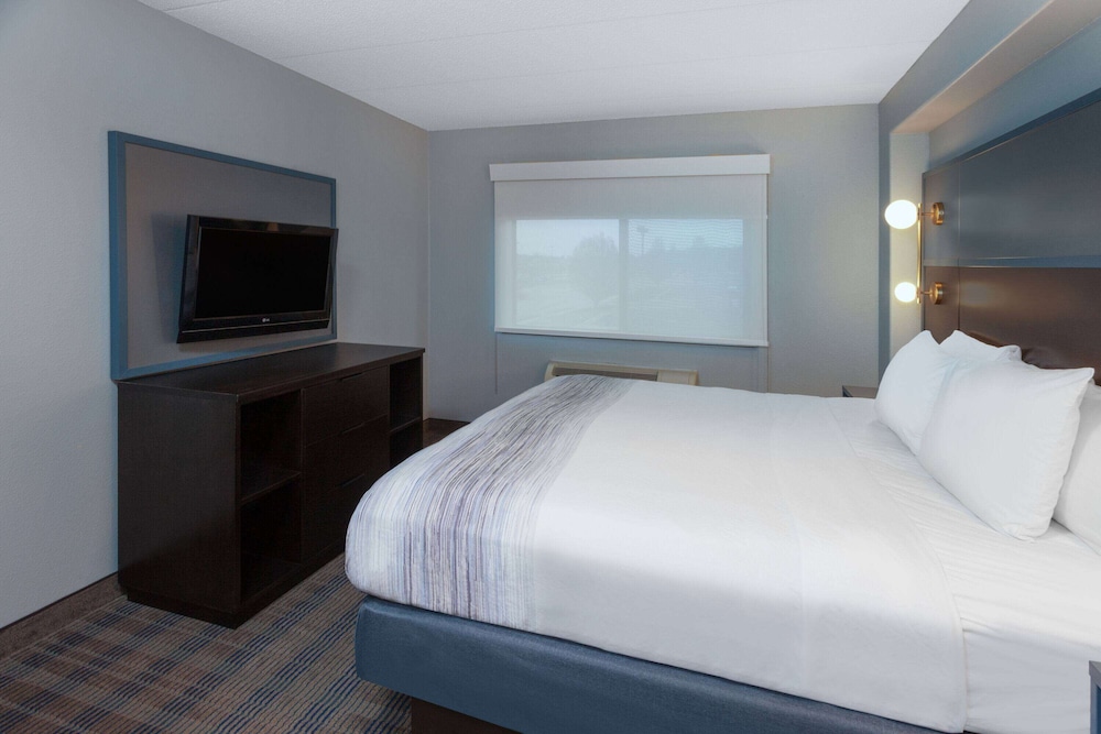 Studio Suite, 1 King Bed, Accessible, Non Smoking (Roll-In Shower)