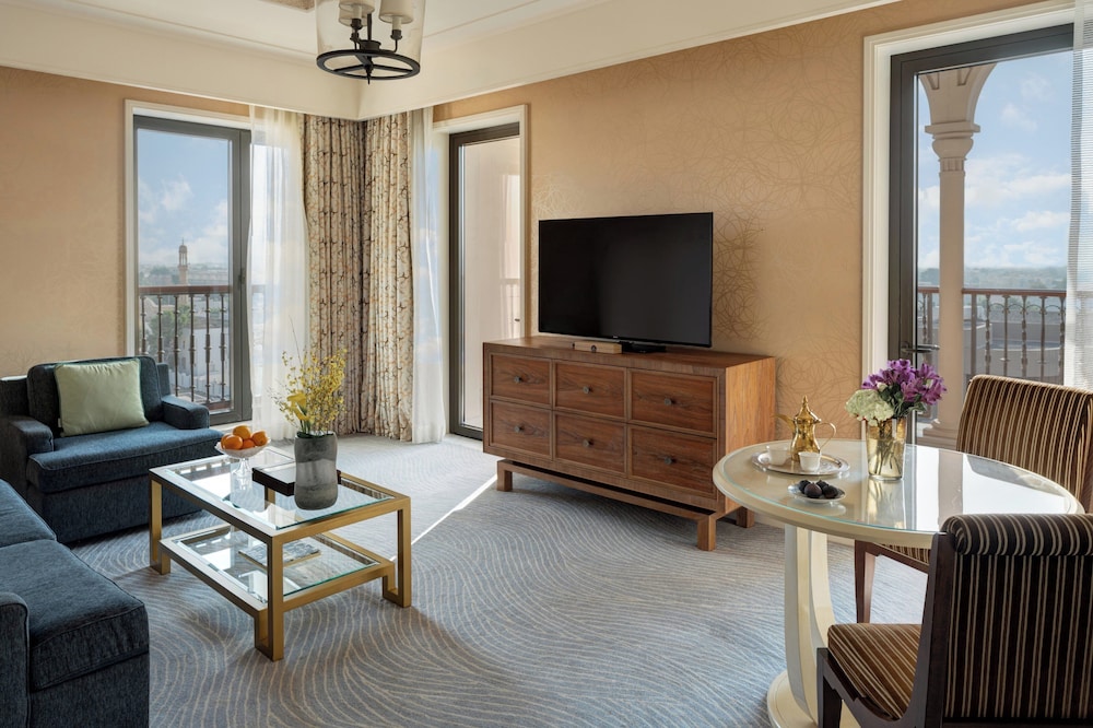 Executive Suite, 1 King Bed - Photo 2