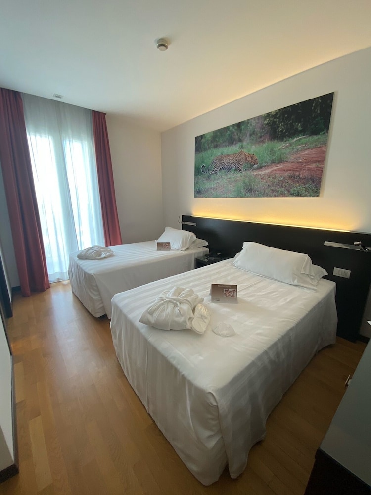 Double or Twin Room - Photo 8