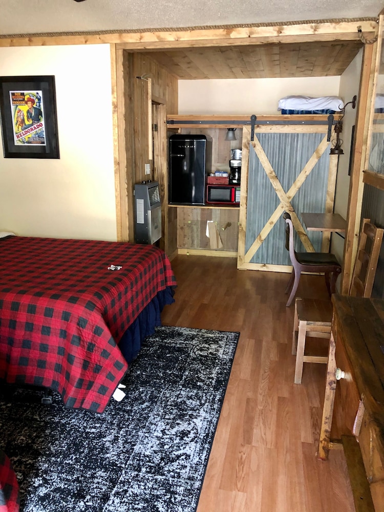 Deluxe Single Room, 2 Queen Beds, Mountain View photo 2
