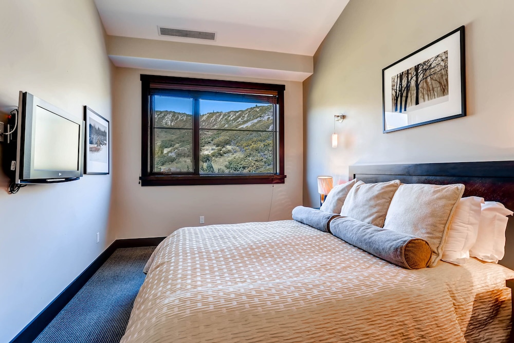 Luxury Condo, 1 Bedroom photo 2