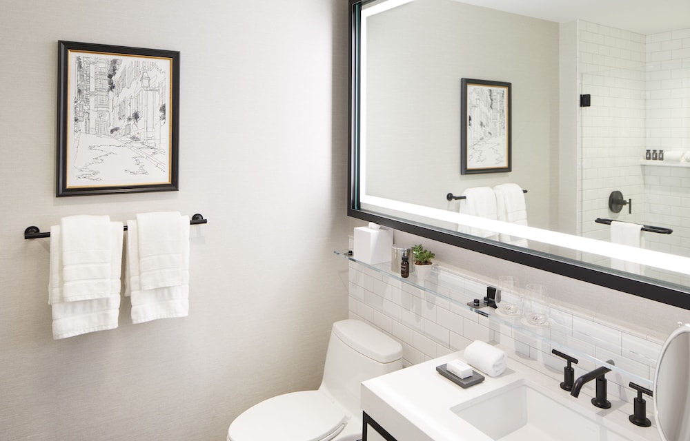 Premium Suite, 1 King Bed (Mobility & Hearing Accessible) thumbnail 6