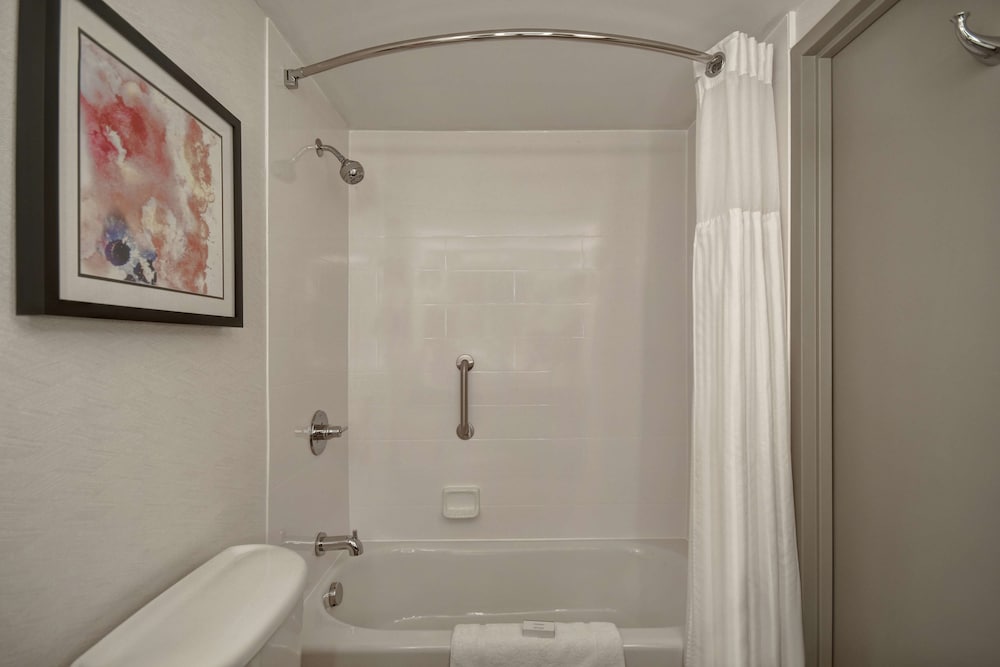 Room, 2 Queen Beds, Accessible (Roll-In Shower) - Photo 2