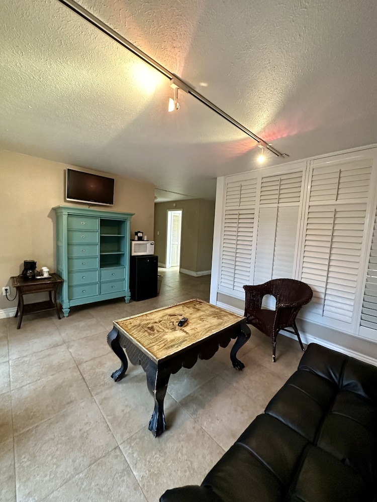 Deluxe Suite, 2 Queen Beds, Refrigerator & Microwave photo 3