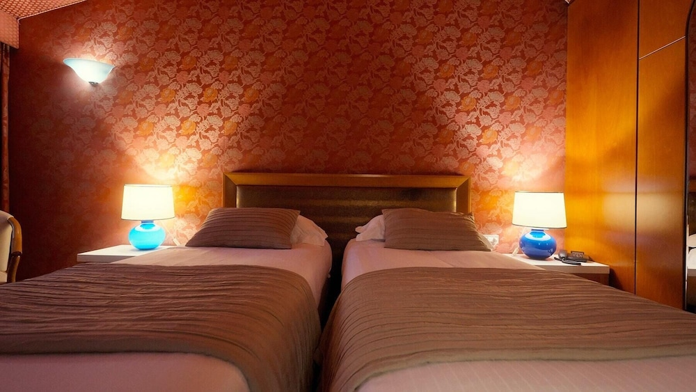 Economy Twin Room - Photo 3