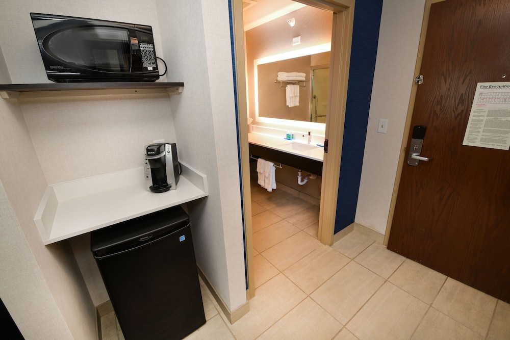 Standard Room, Multiple Beds - Photo 1