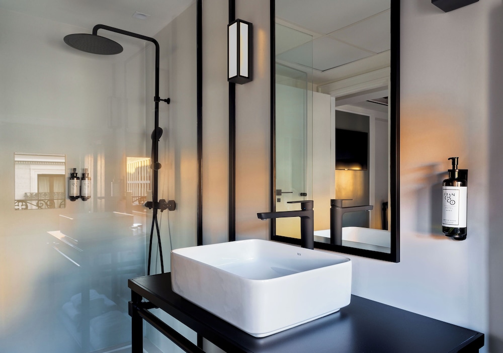 Premier Double or Twin Room thumbnail 5