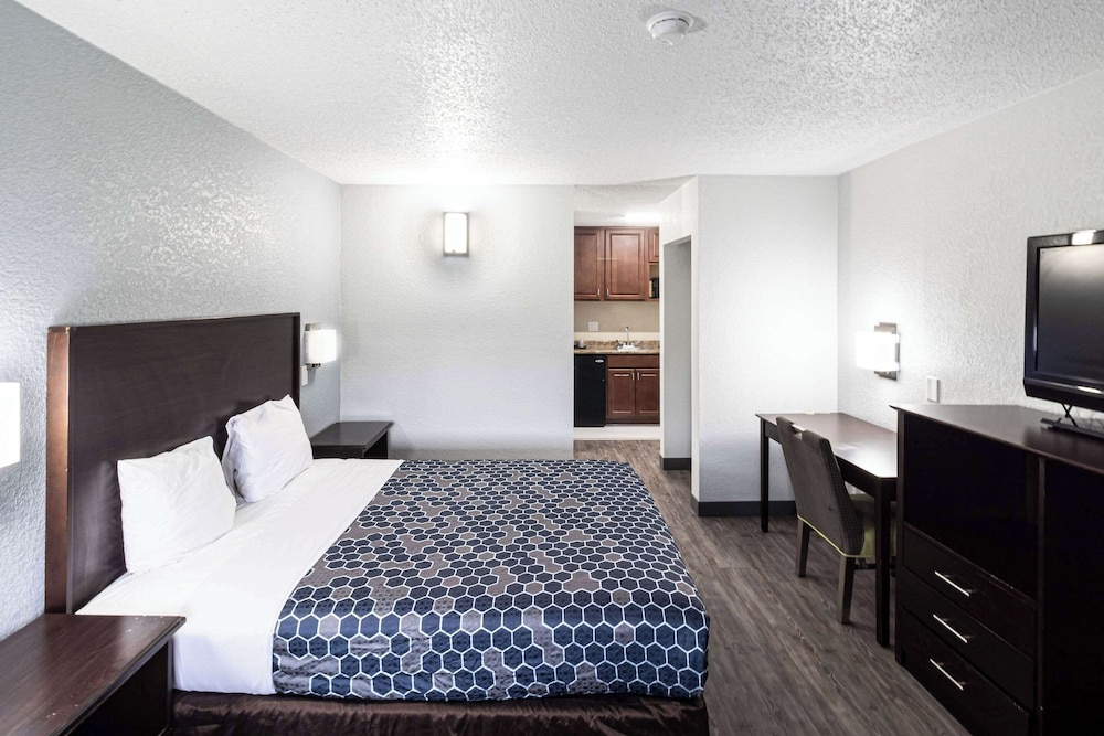 Room, 1 Queen Bed, Non Smoking (Efficiency) - Photo 1