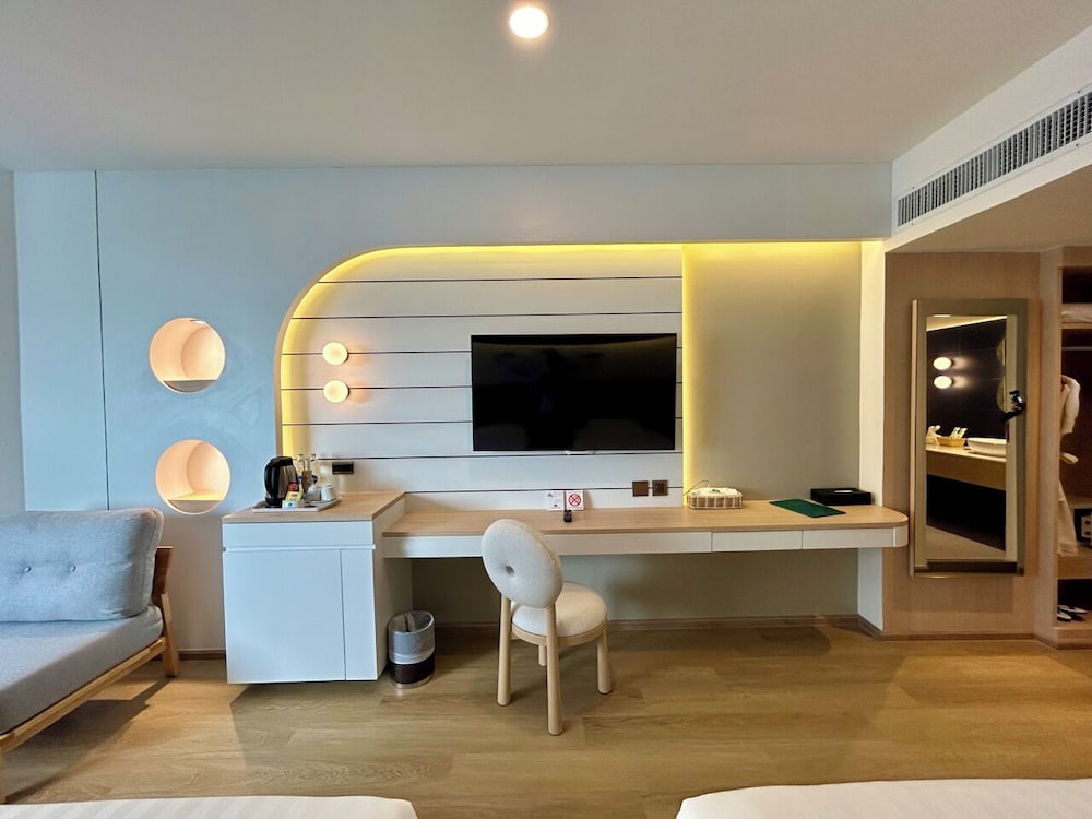 Deluxe New Blue Wave, Newly Renovated - Photo 5