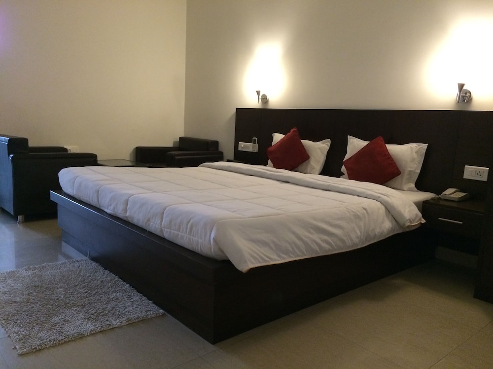 Deluxe Room - Photo 5
