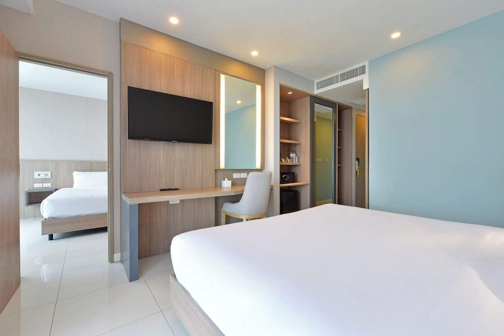 Family Room, Multiple Beds, City View - Photo 3