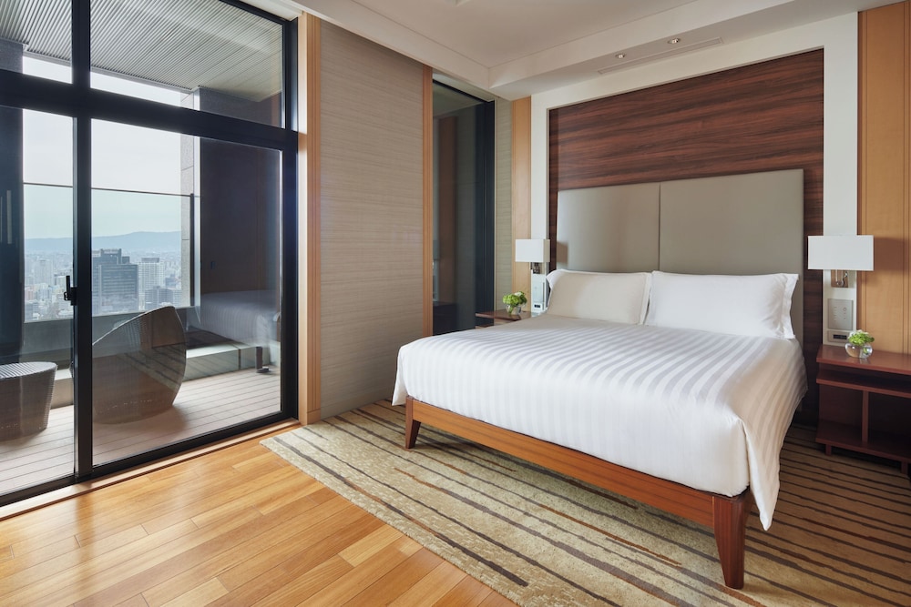 Room, 3 Bedrooms (Residence, Top Floor) thumbnail 5