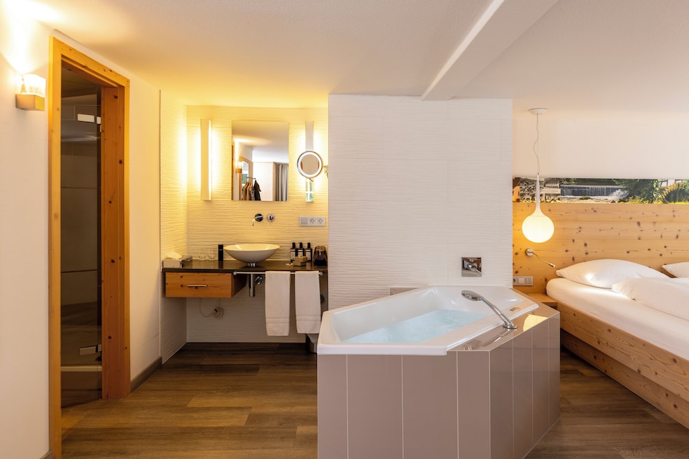 Traditional Suite, Hot Tub - Photo 12