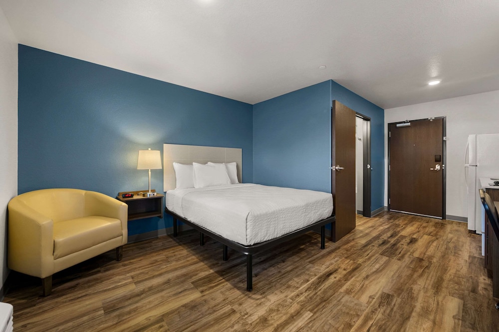 Suite, 1 Queen Bed, Accessible, Non Smoking (Accessible Tub) photo 3