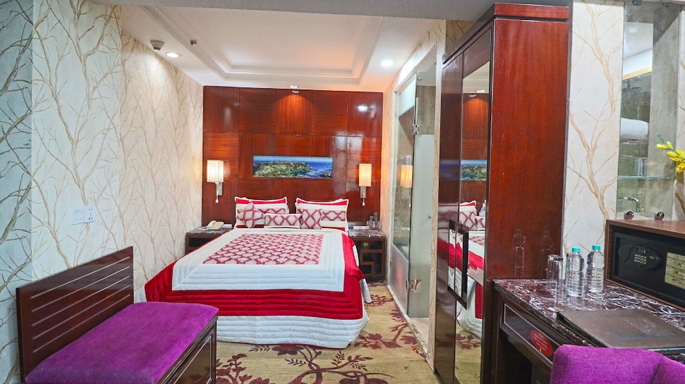 Deluxe Room with Jacuzzi Tub - Photo 3