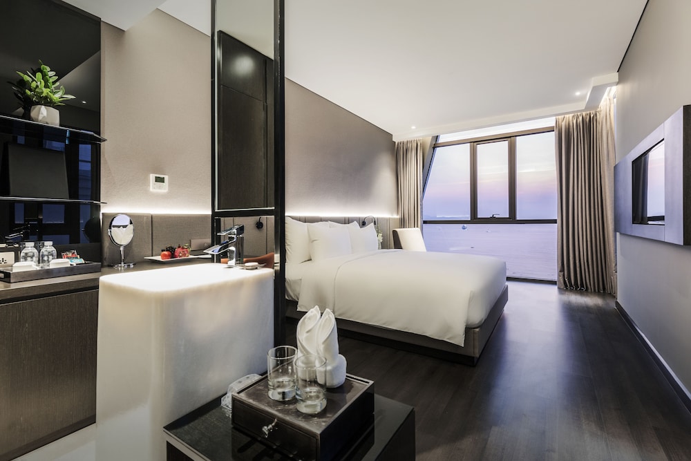 Premier Double Room - High Floor photo 2