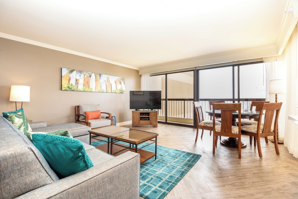 Aston Waikiki Beach Tower: Deluxe Condo, Lanai, Ocean View photo