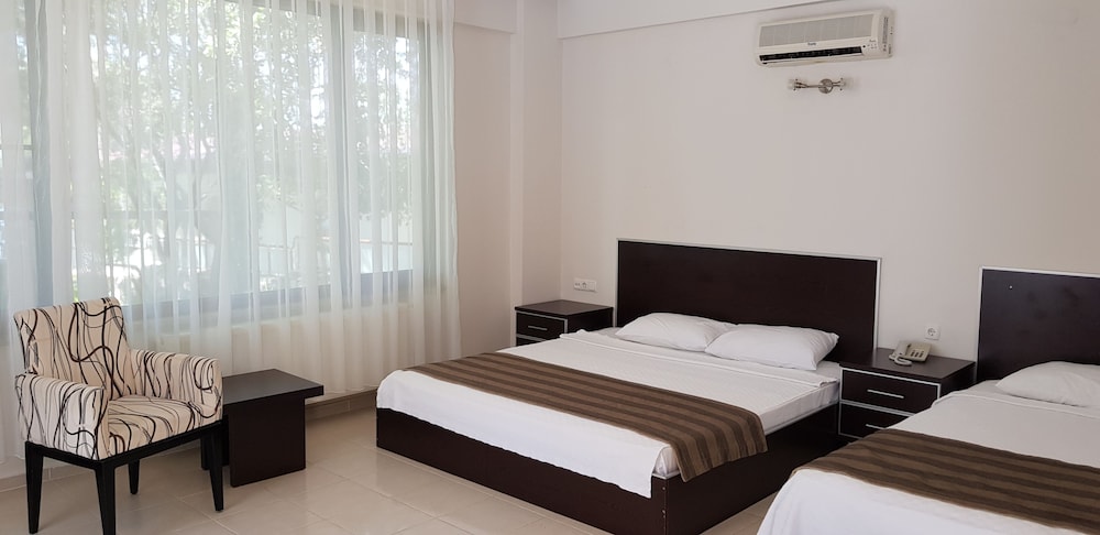 Triple Room, Multiple Beds, Poolside
