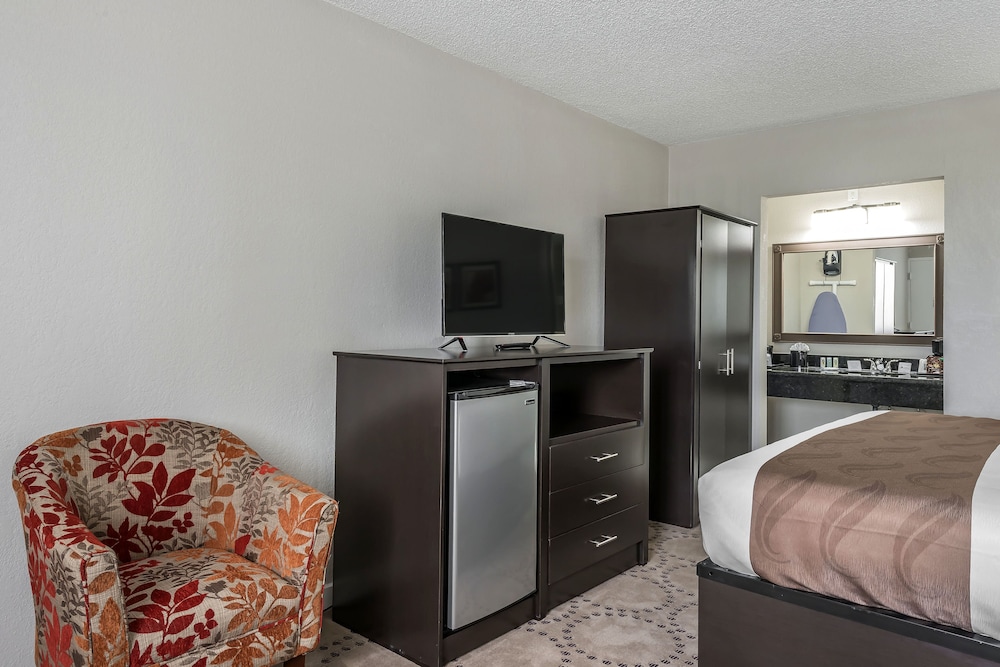 1 King Bed and 1 Sofa Bed, 2 Room Efficiency Suite, Non Smoking photo 1