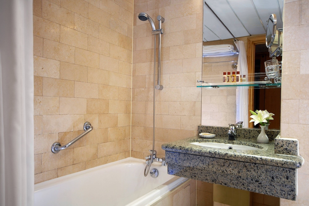 Room, 2 Twin Beds, Smoking, City View (Balcony) - Photo 3