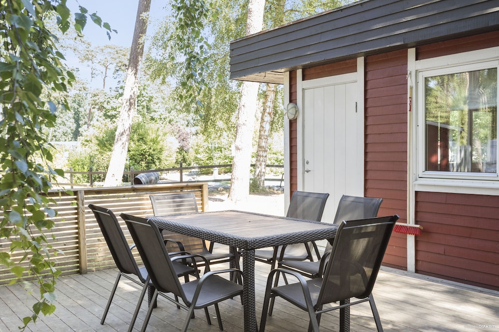 Deluxe Cottage (Excluding Towels, Sheets, Cleaning) photo 2