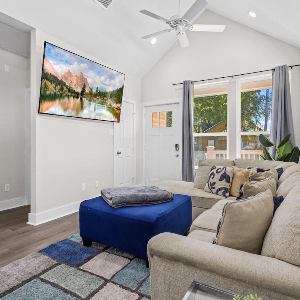 New Duplex 15 min to Downtown l Sleeps 12, Photo 5