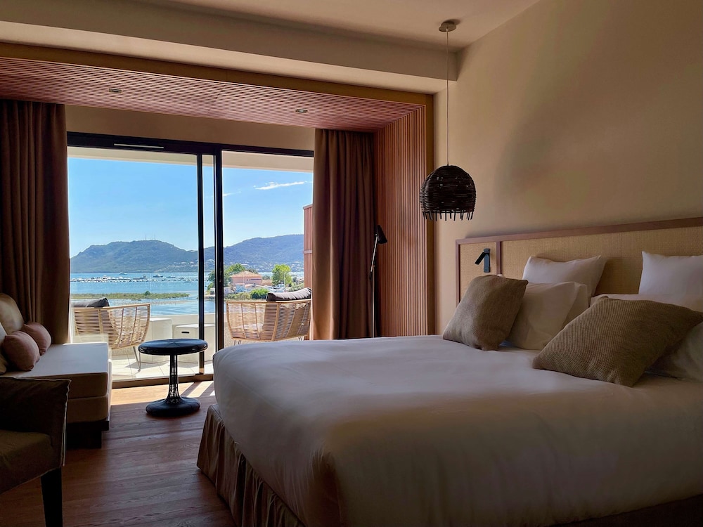 Deluxe Room, 1 King Bed, Balcony, Sea View - Photo 4