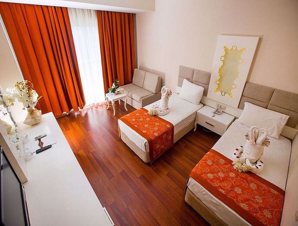 Standard Twin Room with Balcony Mountain or Pool View photo 1