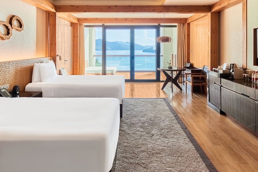 Premium Room, 2 Twin Beds, Club Lounge Access, Lake View