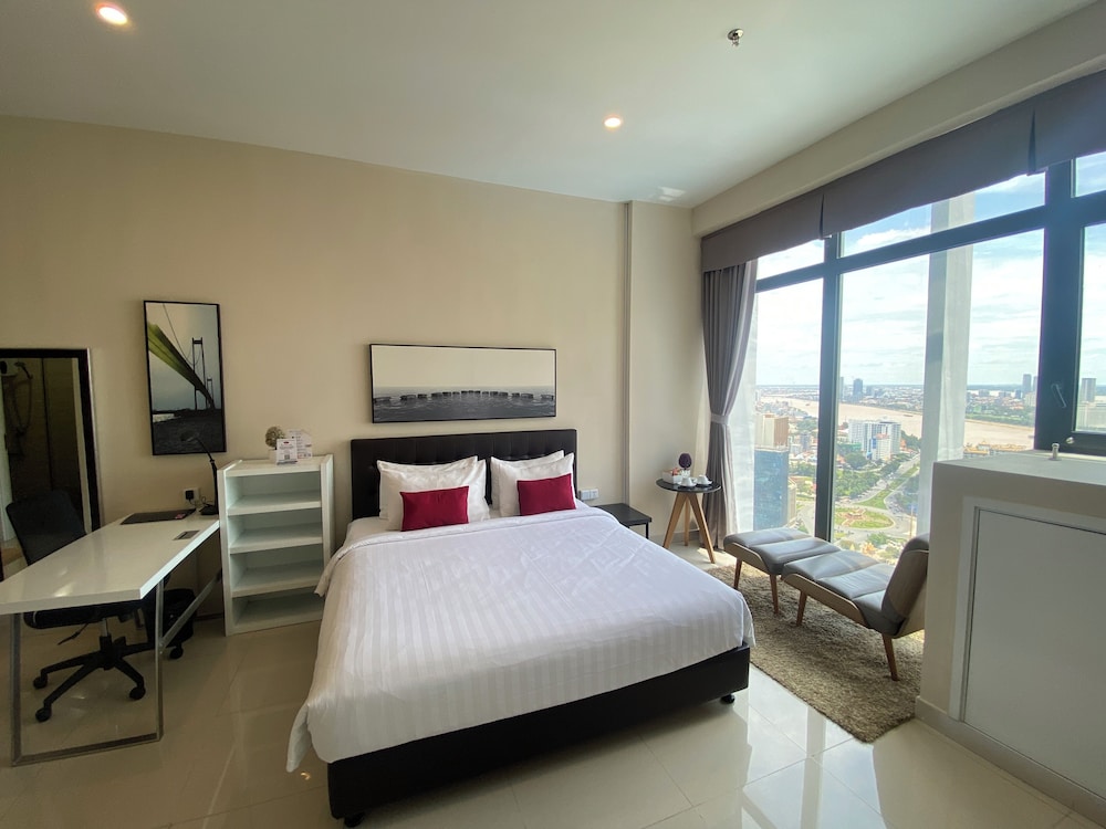 Superior Studio Suite, 1 King Bed, City View. photo 2