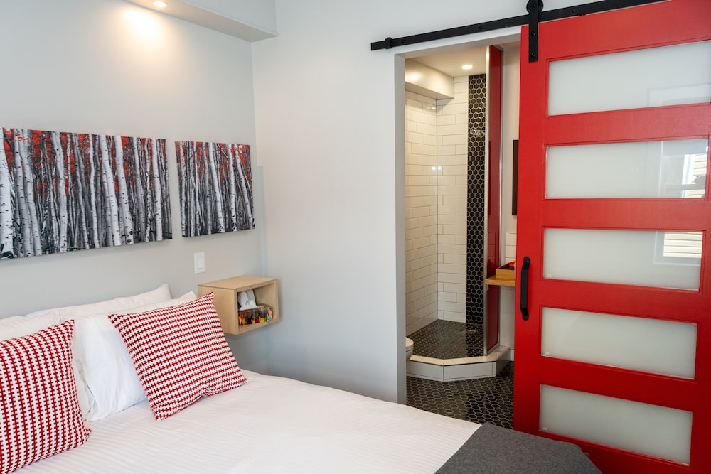 Suite 1, 1 Queen Bed