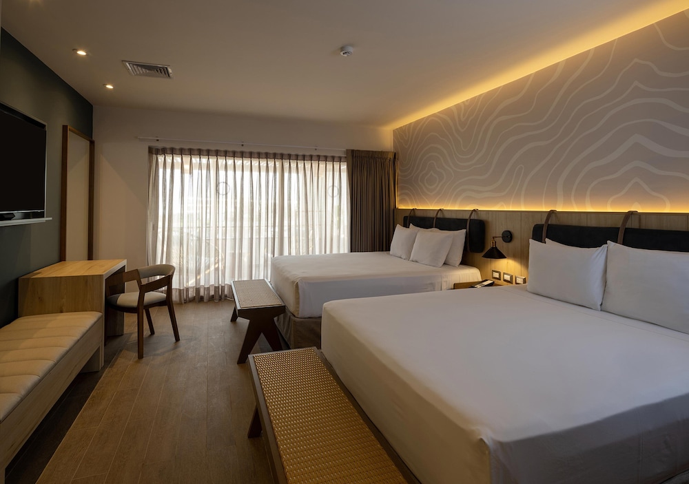 Junior Suite, 2 Queen Beds, Partial Sea View