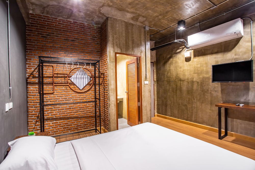 Deluxe Queen Bed with Privated Bathroom - Photo 3