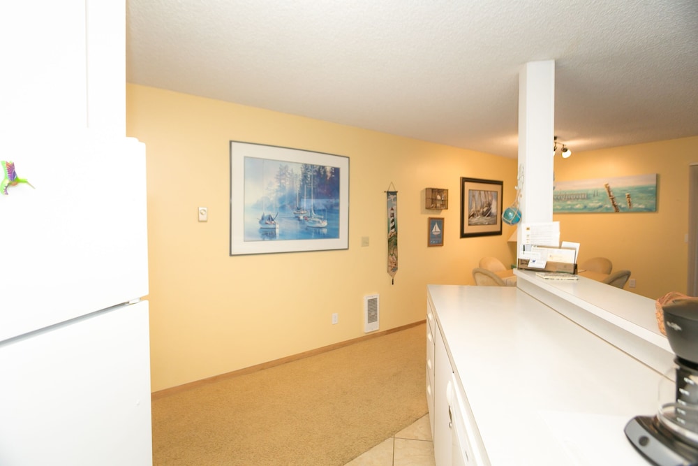 Deluxe Room, Multiple Beds, Kitchen, Pool View (1 Bedroom Dlx-Room 214-Pet Friendly) - Photo 8