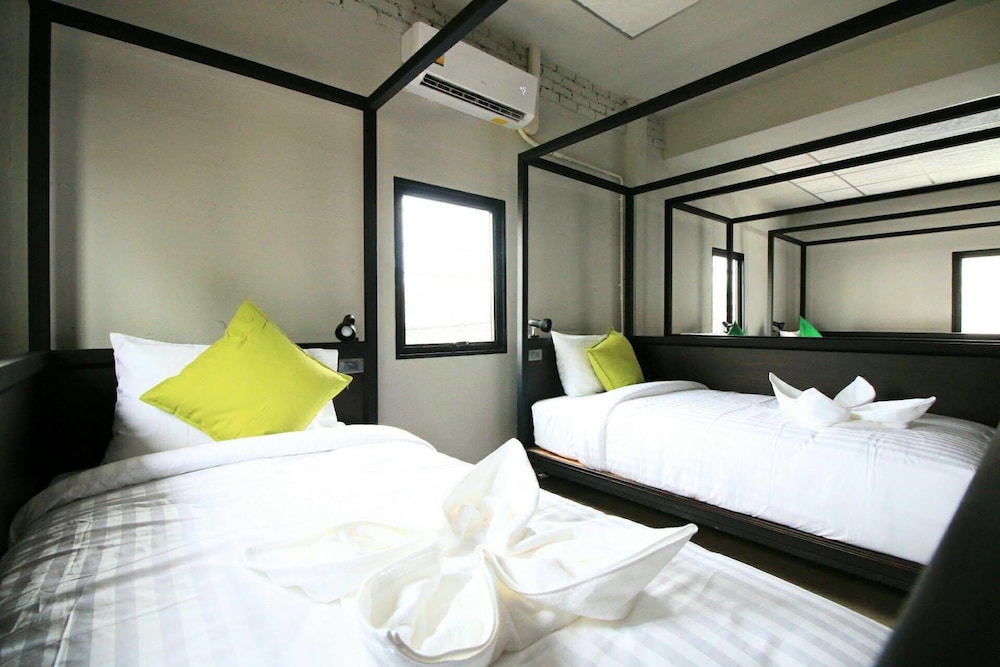 6-Bed Mixed Dormitory Room photo 2