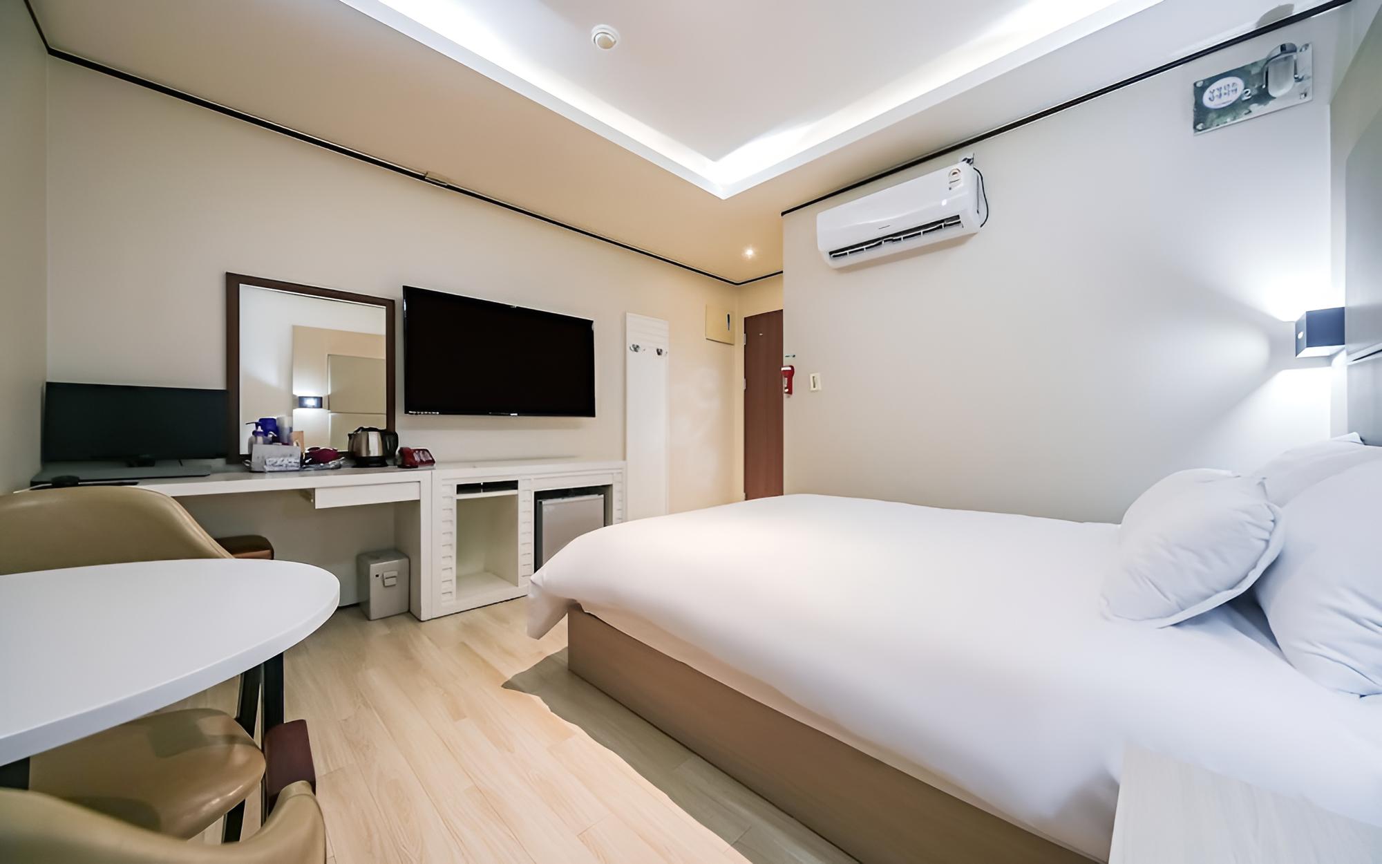 Room (Business Standard (Double Bed Hotel B) - Photo 8