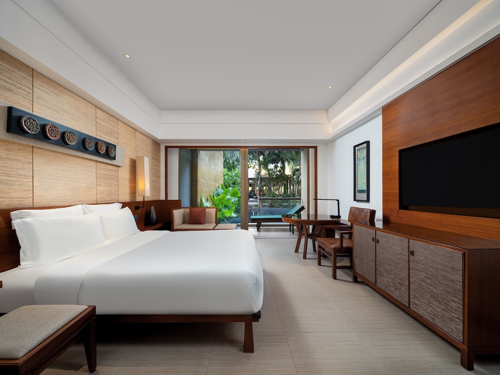 Deluxe Room, 1 King Bed, Pool Access, Garden View photo 3