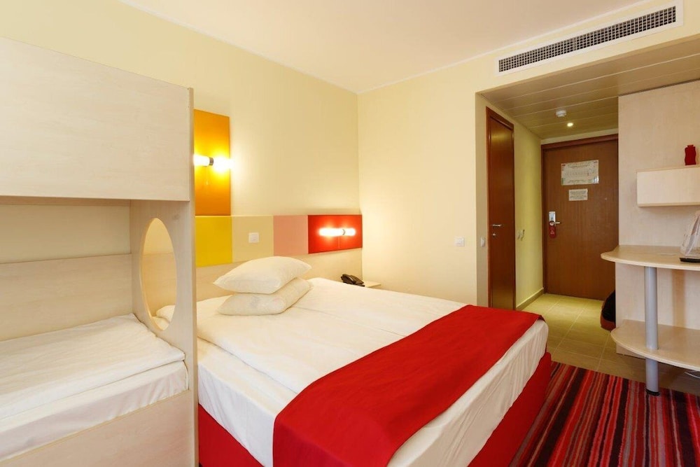 Standard Room, Without Seaview, Queens Bed + Bunk Beds, Air-Condition, Balcony, Nonsmoking photo 3