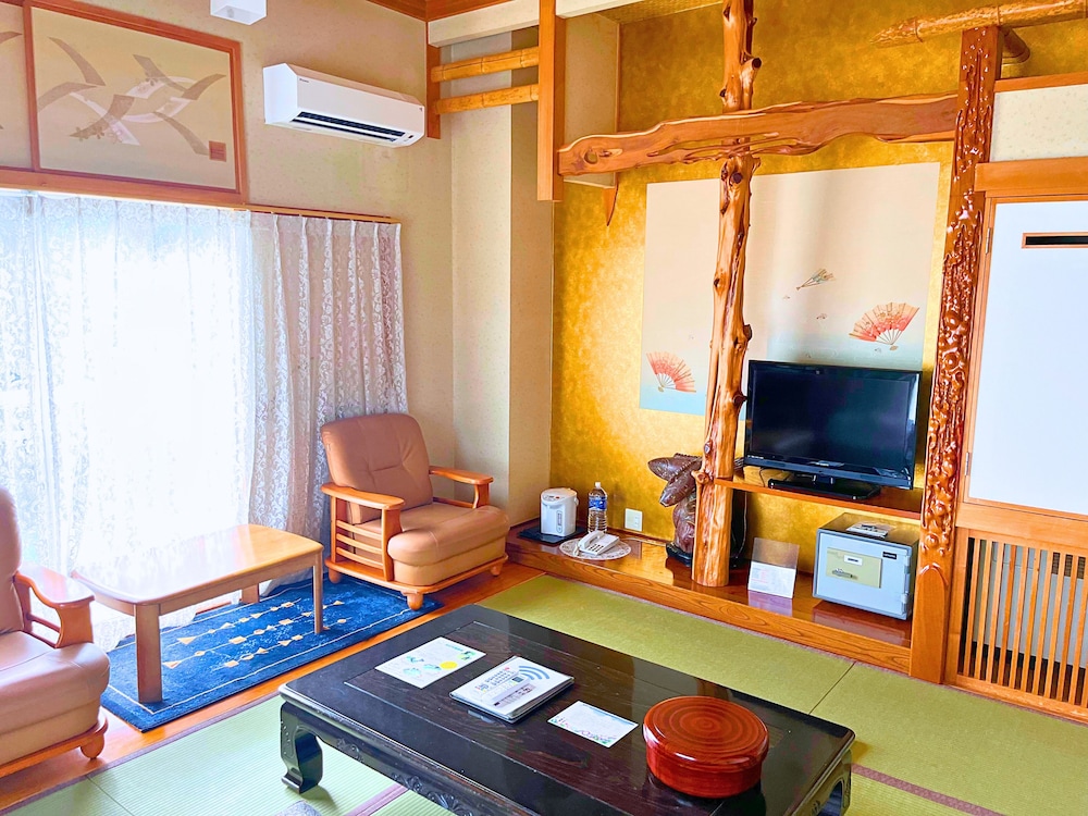 Casual Japanese-style room for 6 people